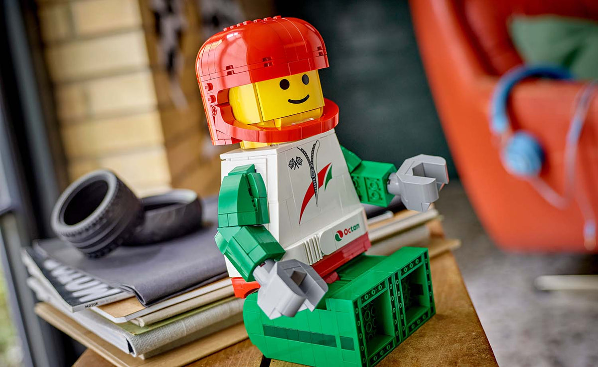 Iconic Scaled-Up Racing Driver Minifigure | 40819