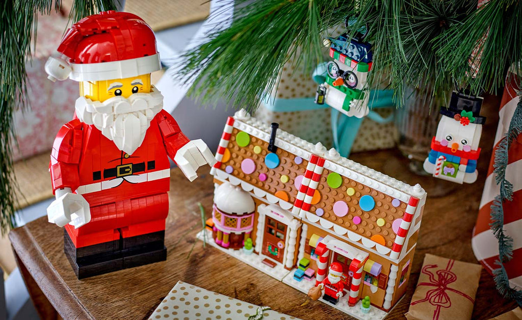 Iconic Up-Scaled Santa Minifigure | 40820