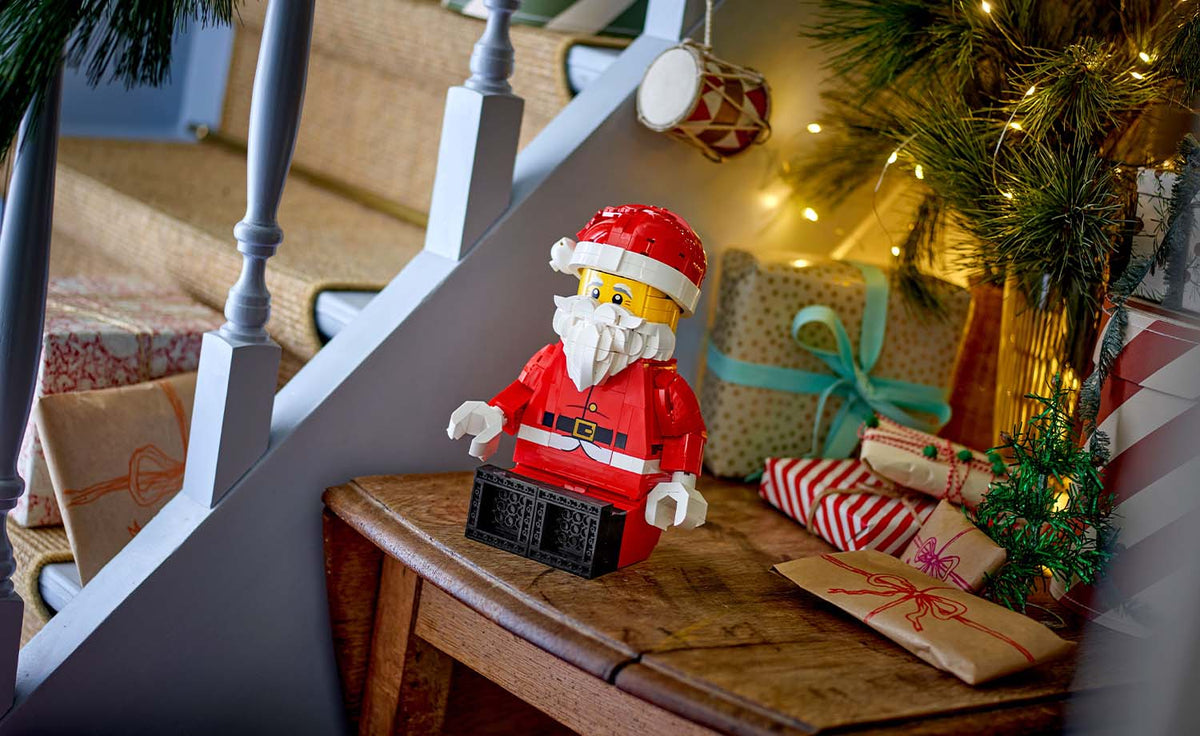 Iconic Up-Scaled Santa Minifigure | 40820