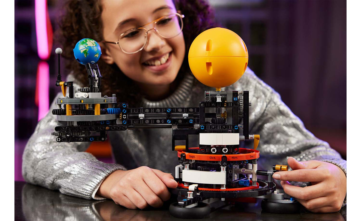 Technic Planet Earth and Moon in Orbit | 42179